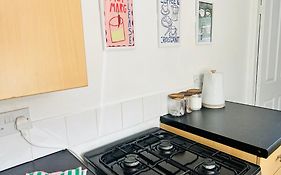 Newly Refreshed Cottage, New King Bed, Free Parking & Wifi